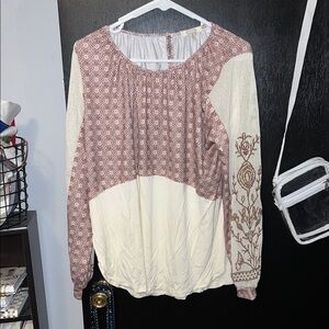 Gimmicks by BKE Cream and Brown Blouse